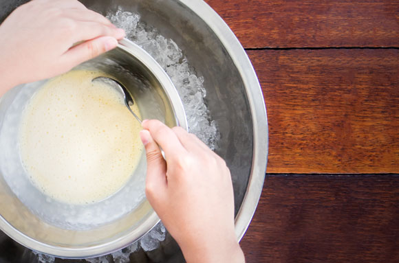 הכנת גלידה ביד | Shutterstock