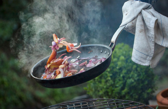 אלומיניום מוליך חום טוב יותר, נירוסטה כבדה יותר והרבה יותר קשיחה. טיגון במחבת | צילום אילוסטרציה: Science Photo Library