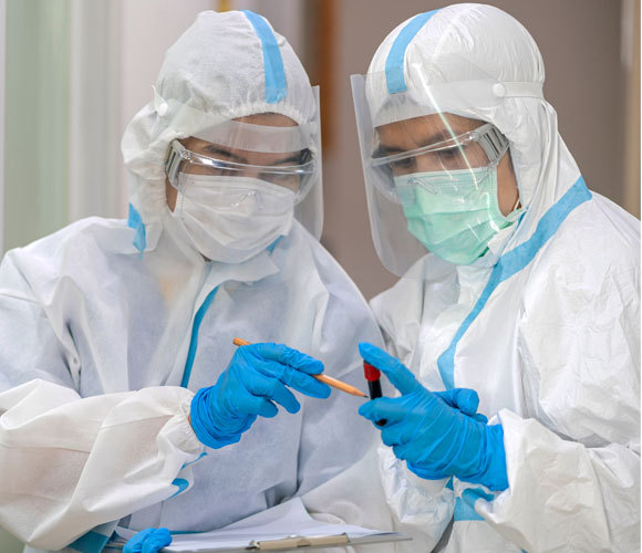 רופאים עם בגדי מיגון ומסכות מנתחים | צילום: People Image Studio, Shutterstock