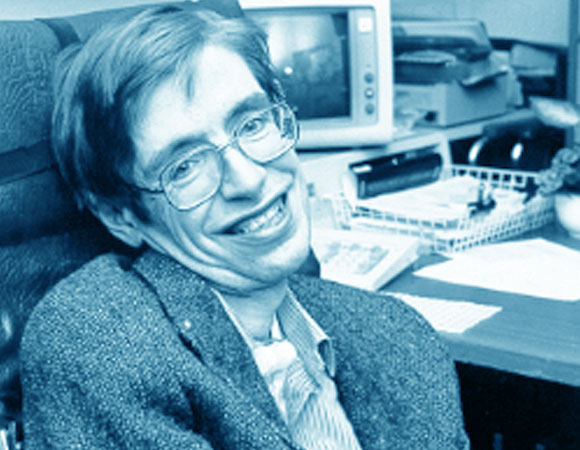 אחד החולים המפורסמים ביותר במחלה שהמנגנון שלה עדיין אינו מובן. הפיזיקאי סטיבן הוקינג ז"ל | מקור: ויקיפדיה, נחלת הכלל