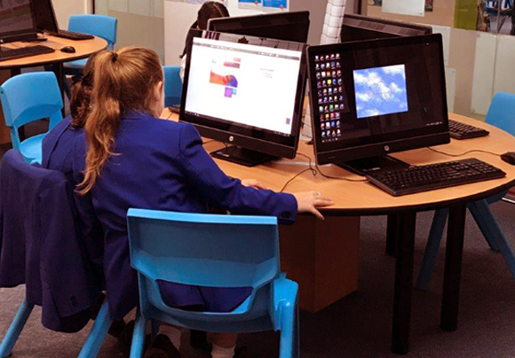 תלמידות בכיתה מסתכלות יחד במסך המחשב