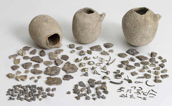 שמרו את תהכסף מתחת לבלטות עוד לפני שהיו בלטות. המטמון שהתגלה בעין חופז | צילום: רשות העתיקות / ורהפטיג ונציאן