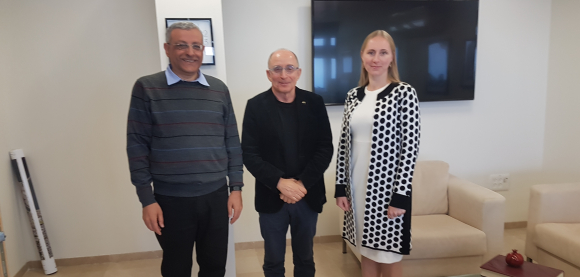 ​משפחה חדשה של חלבונים. פחימה (משמאל) וקלימיוק עם נשיא אוניברסיטת חיפה, רון רובין | צילום: אוניברסיטת חיפה