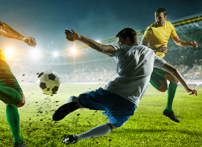 הכוח לא נמצא רק ברגליים, אלא גם בראש. כדורגלנים בפעולה | צילום: Shutterstock