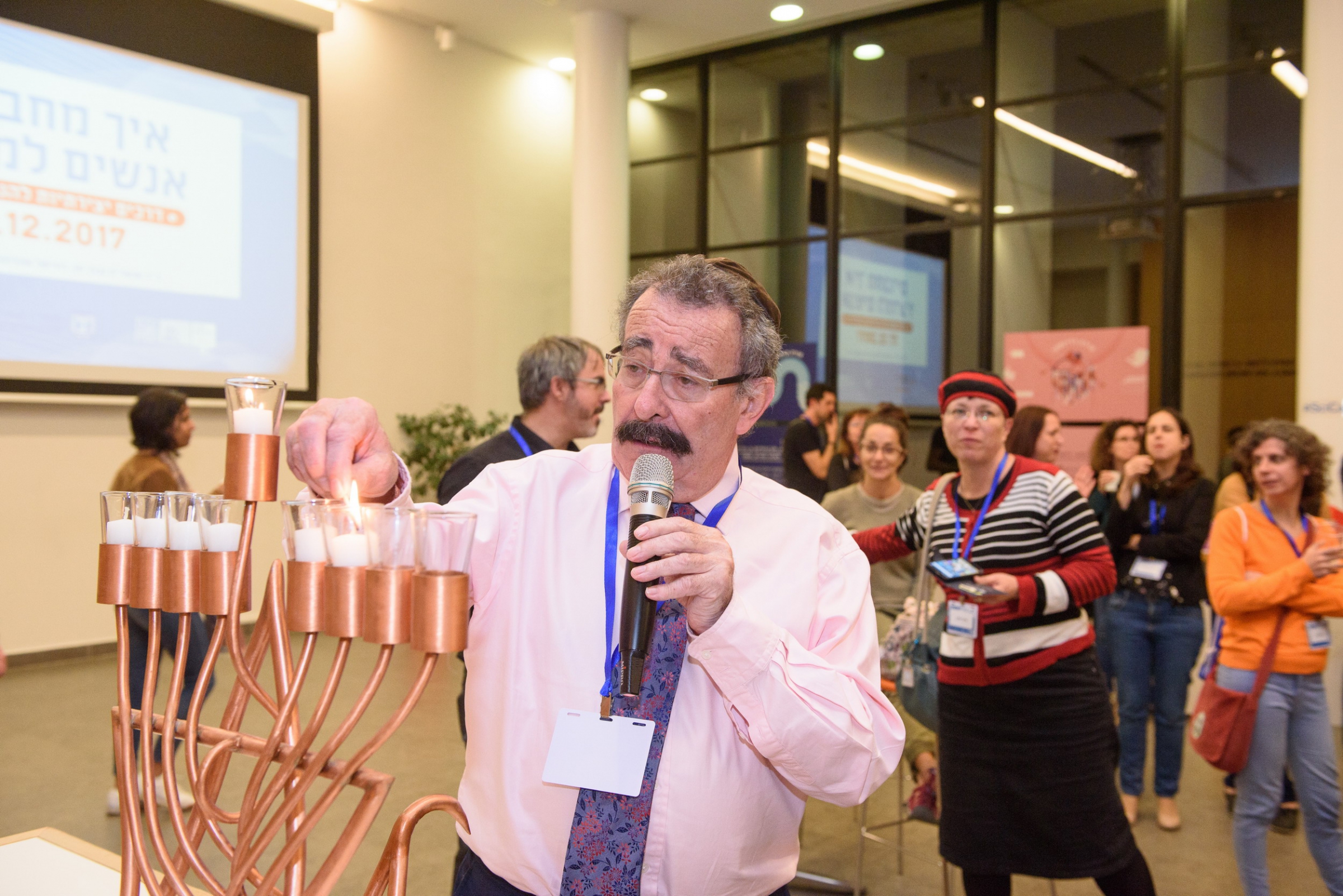 חוקר פוריות, מנגיש מדע, חבר בית הלורדים וגם מדליק נרות. הלורד ווינסטון בכינוס | צילום: אוהד הרכס, מכון ויצמן למדע