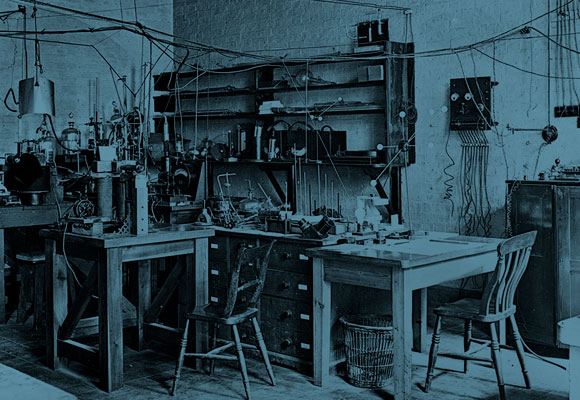 המעבדה של ארנסט רתרפורד. למעלה: צ'דוויק (משמאל) עם הגנרל לזלי גרובס, המפקד הצבאי של פרויקט מנהטן | צילומים: Shutterstock