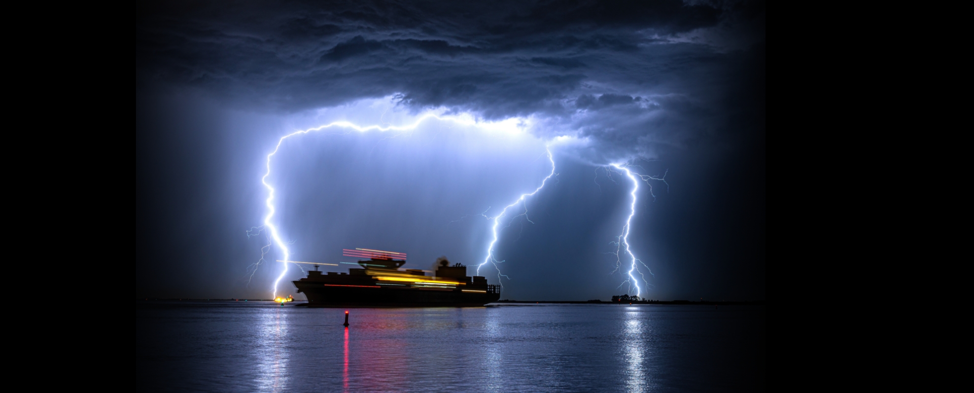 אוניות וברקים בליל חורף קר