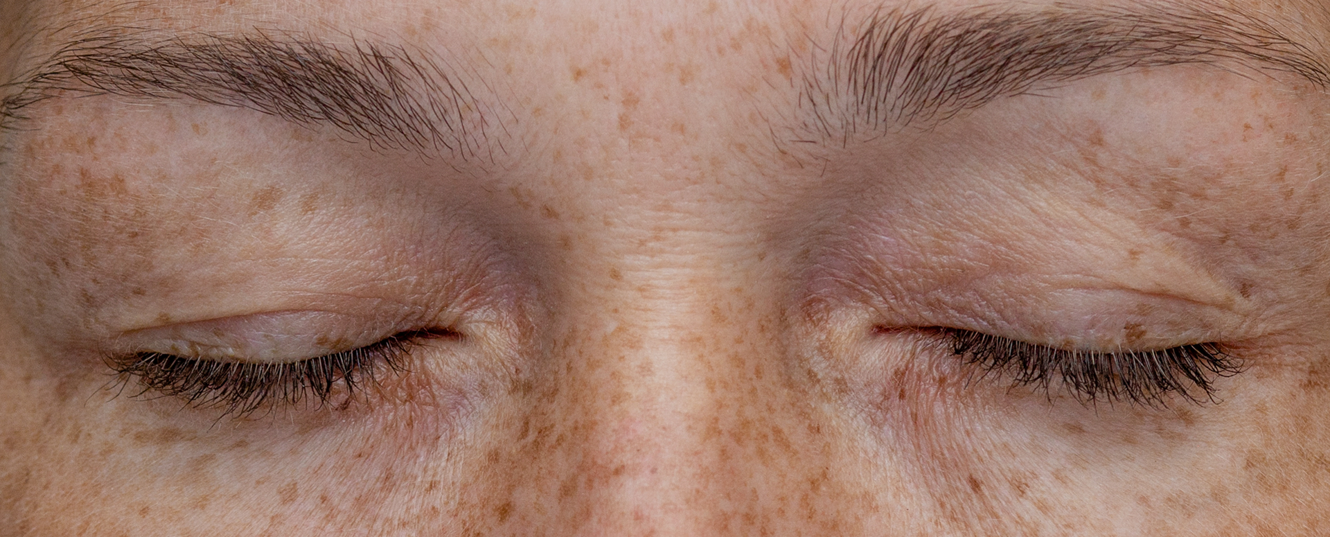 מה רואים כאשר עוצמים את העיניים?